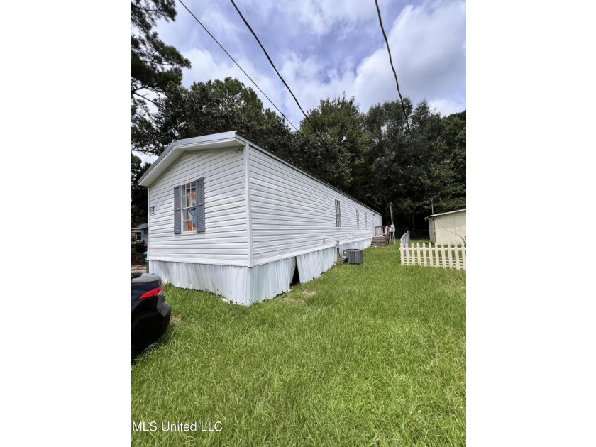 Great opportunity! Well-maintained mobile home situated on its - photo 3