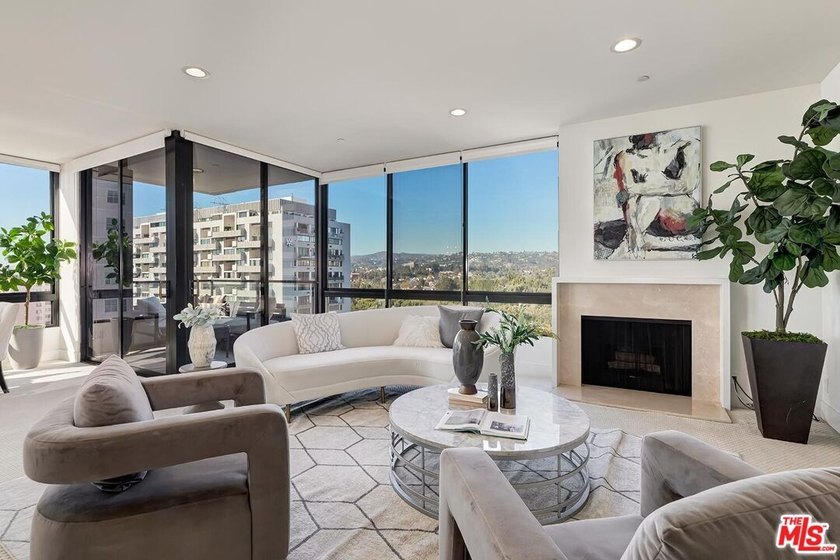 Perched high above Los Angeles, with sweeping panoramic vistas - photo 2