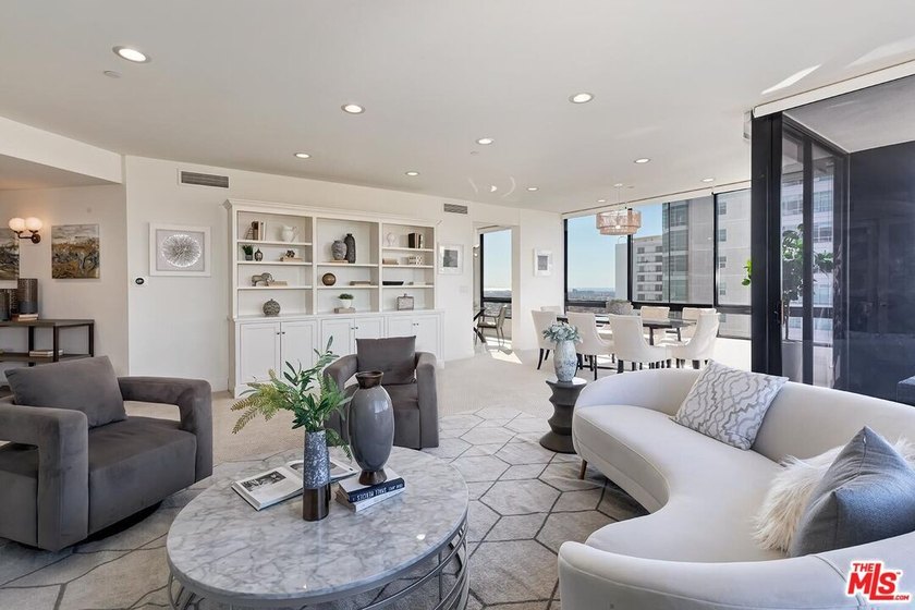 Perched high above Los Angeles, with sweeping panoramic vistas - photo 10
