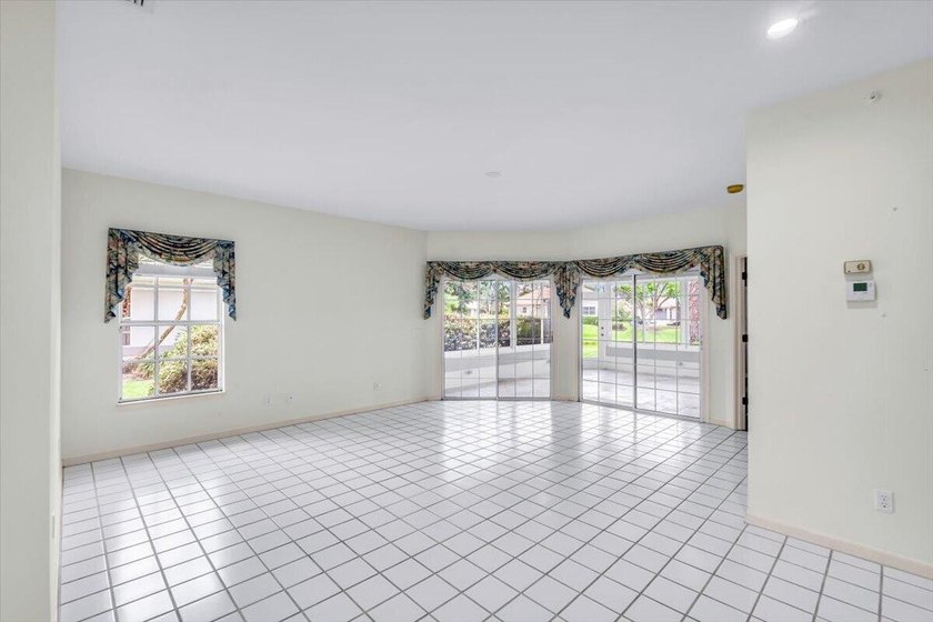 Great opportunity to own a one-story, true 3-bedroom villa in - photo 7