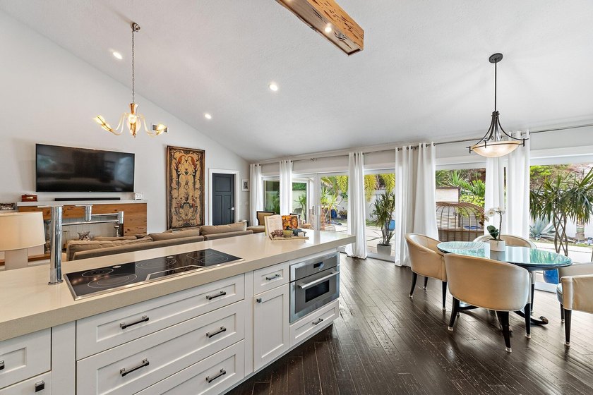Completely renovated and move-in ready, this exceptional DiVosta - photo 18