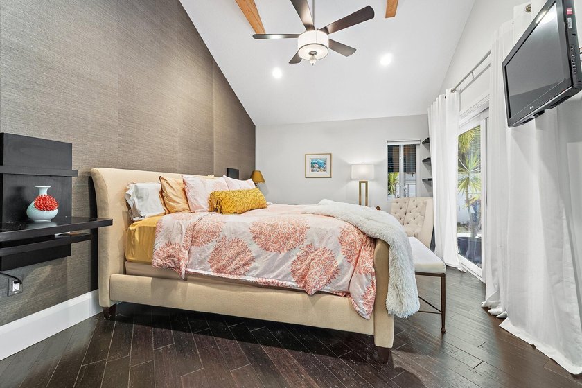 Completely renovated and move-in ready, this exceptional DiVosta - photo 29