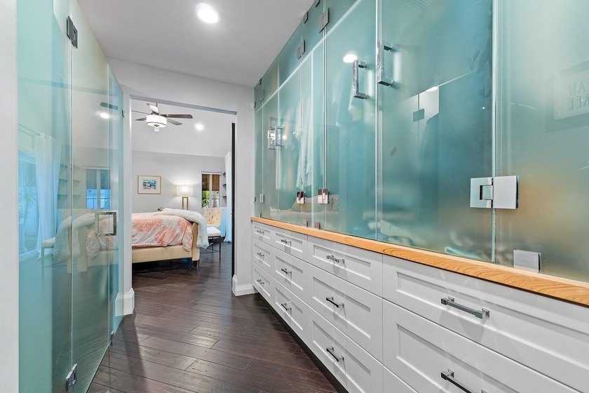 Completely renovated and move-in ready, this exceptional DiVosta - photo 32