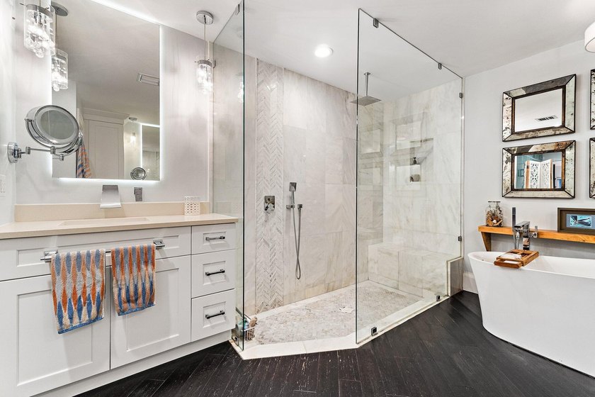 Completely renovated and move-in ready, this exceptional DiVosta - photo 33