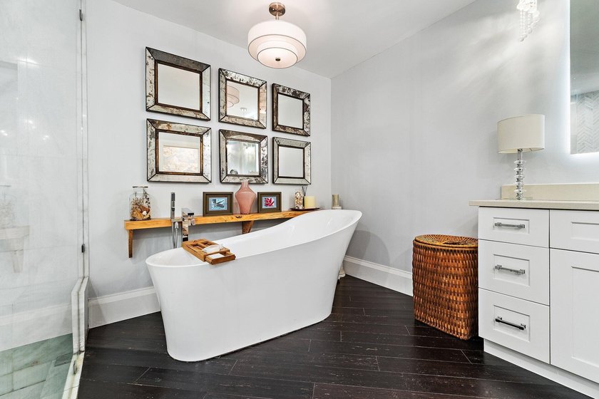 Completely renovated and move-in ready, this exceptional DiVosta - photo 36