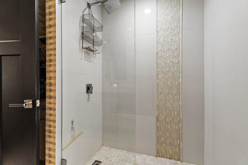 Completely renovated and move-in ready, this exceptional DiVosta - photo 44
