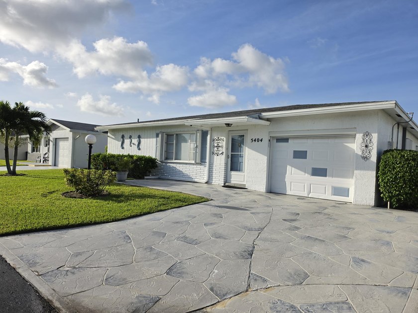 Welcome to Cypress Lakes, one of West Palm Beach's best-kept - photo 2