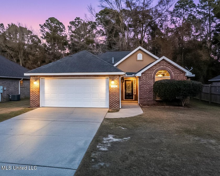 Welcome to Azalea Trace! This 3 bedroom 2 bath home is situated - photo 2