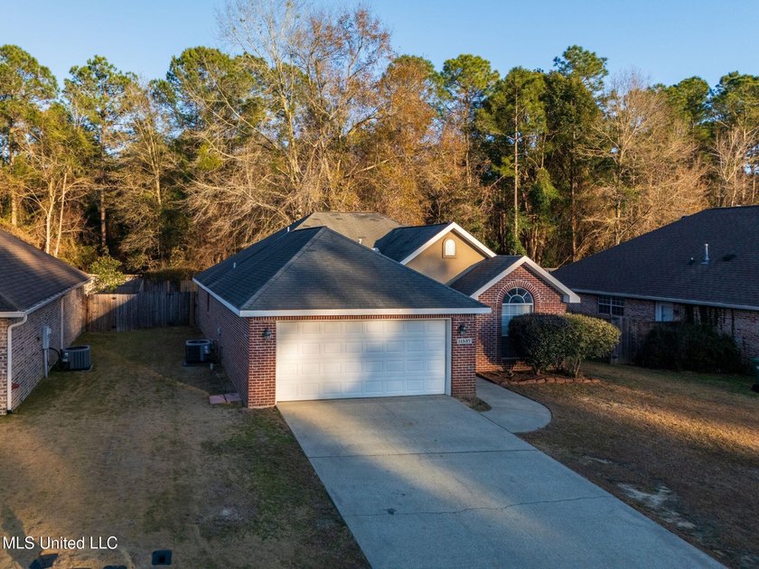 Welcome to Azalea Trace! This 3 bedroom 2 bath home is situated - photo 5