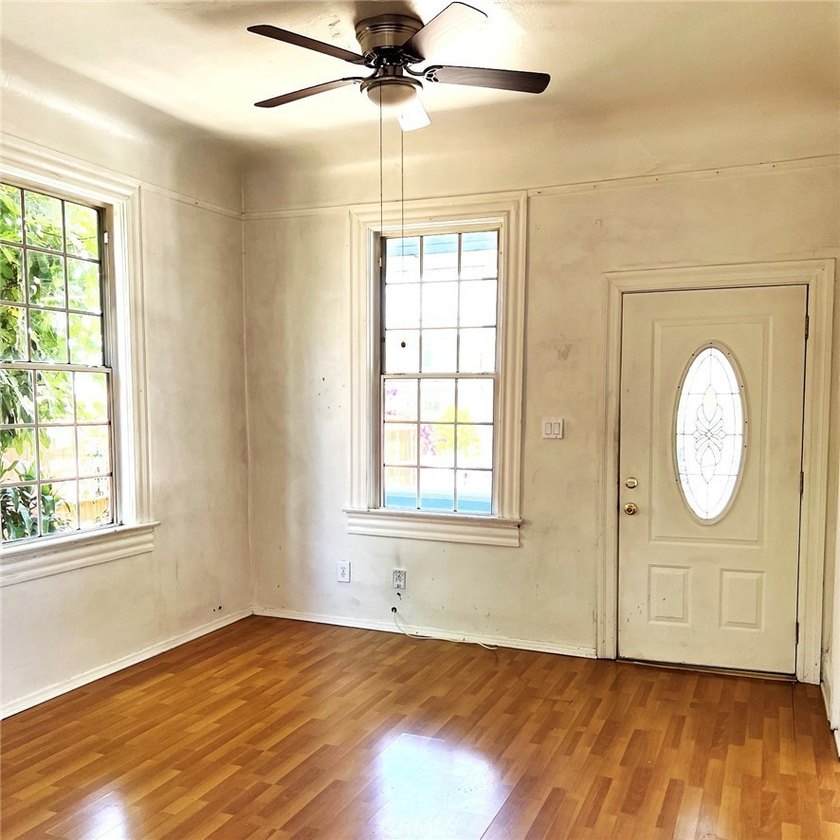 Absolutely great value for 2 houses on one lot. Front home is a - photo 3