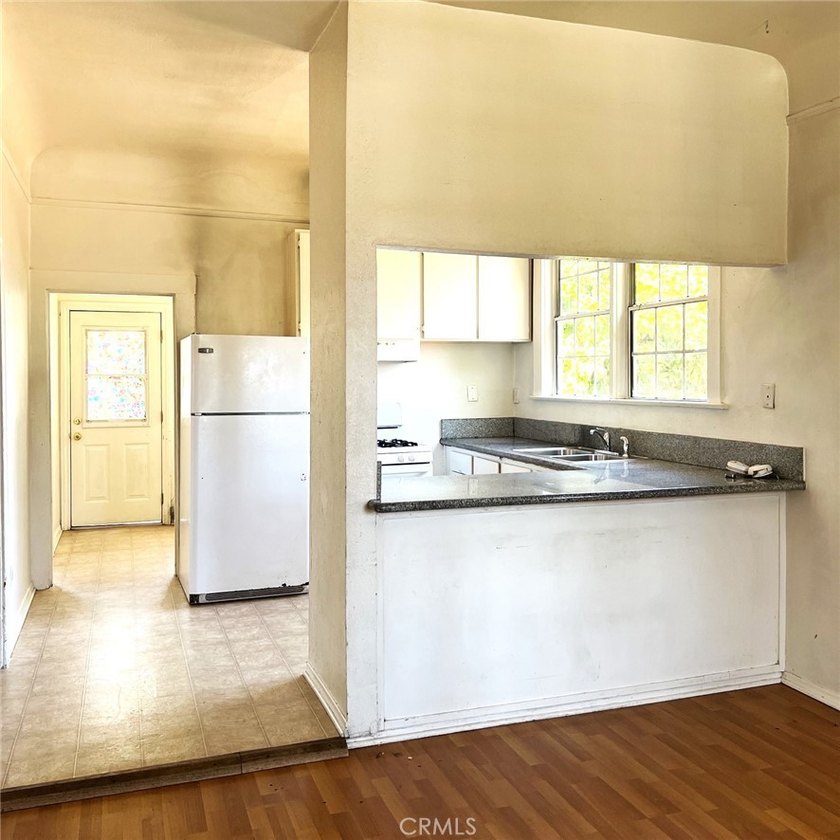 Absolutely great value for 2 houses on one lot. Front home is a - photo 5