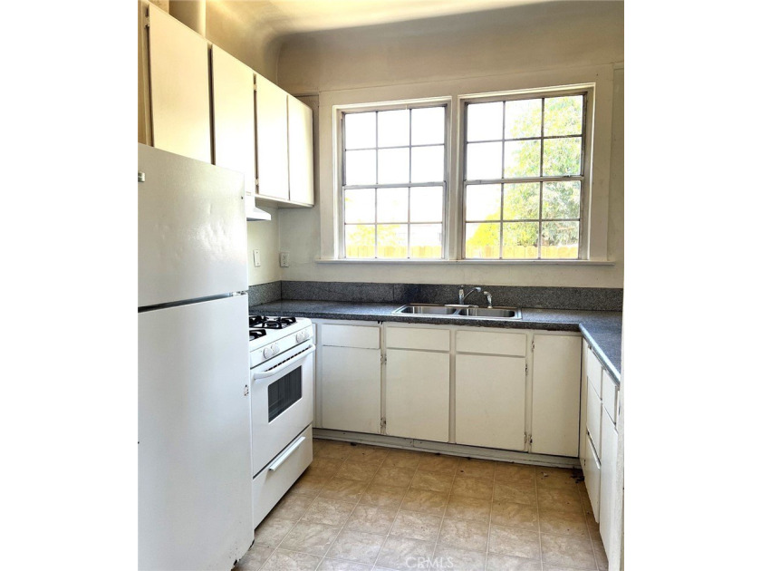 Absolutely great value for 2 houses on one lot. Front home is a - photo 6