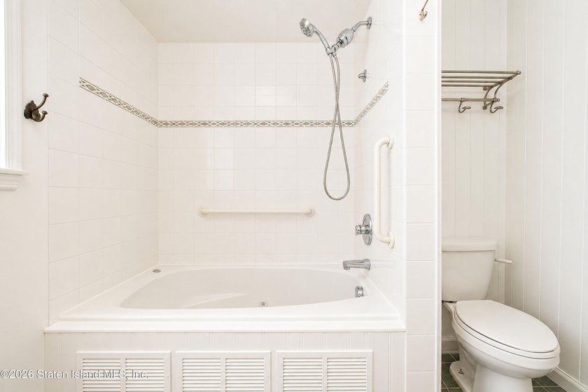 Welcome to 308 Travis Avenue, Staten Island, NY a beautifully - photo 23