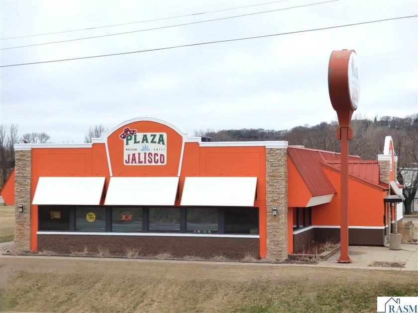 A 4,500 square-foot former restaurant building is now available - photo 3