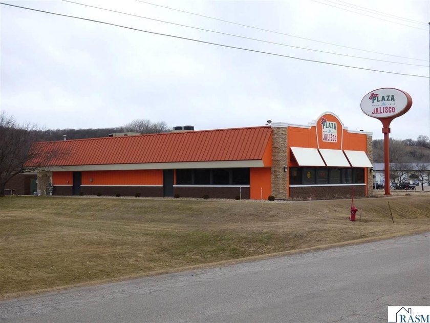 A 4,500 square-foot former restaurant building is now available - photo 4