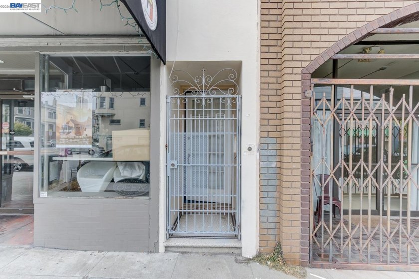 GREAT INVESTMENT! Live upstairs. Rent downstairs. Let San - photo 3