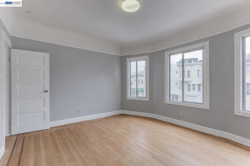 GREAT INVESTMENT! Live upstairs. Rent downstairs. Let San - photo 6