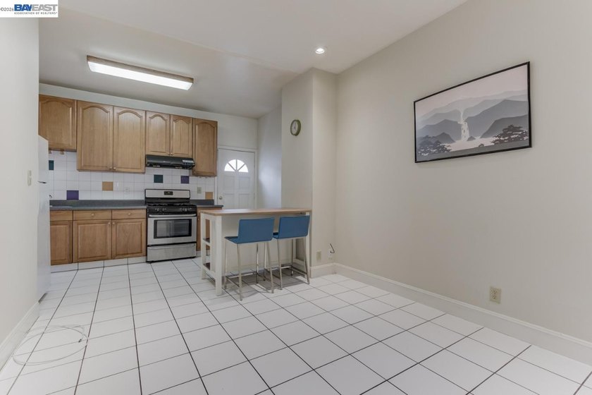 GREAT INVESTMENT! Live upstairs. Rent downstairs. Let San - photo 8