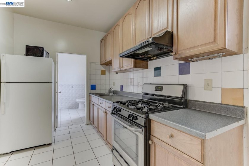 GREAT INVESTMENT! Live upstairs. Rent downstairs. Let San - photo 9