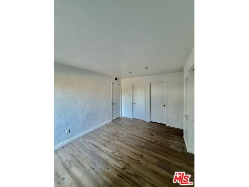 Fully remodeled 1 bed, 1 bath condo. Upgraded from head to toe a - photo 13