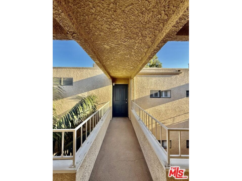 Fully remodeled 1 bed, 1 bath condo. Upgraded from head to toe a - photo 16