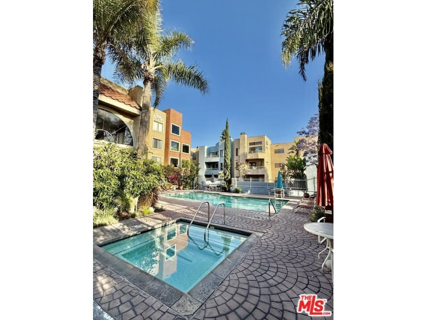 Fully remodeled 1 bed, 1 bath condo. Upgraded from head to toe a - photo 20