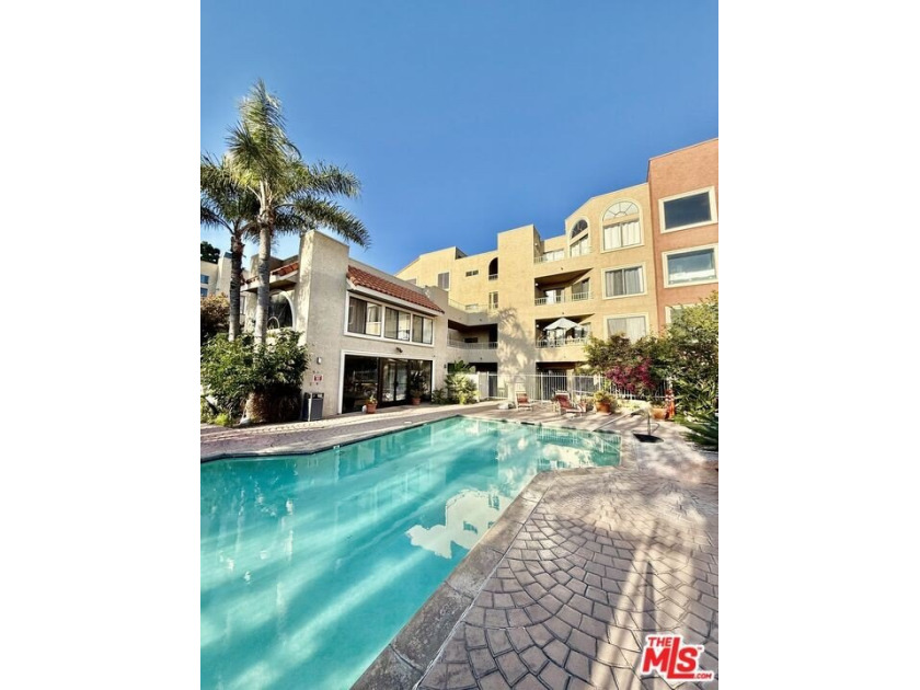 Fully remodeled 1 bed, 1 bath condo. Upgraded from head to toe a - photo 22