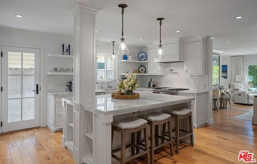 Welcome to coastal living at its finest on the Marina Peninsula - photo 2