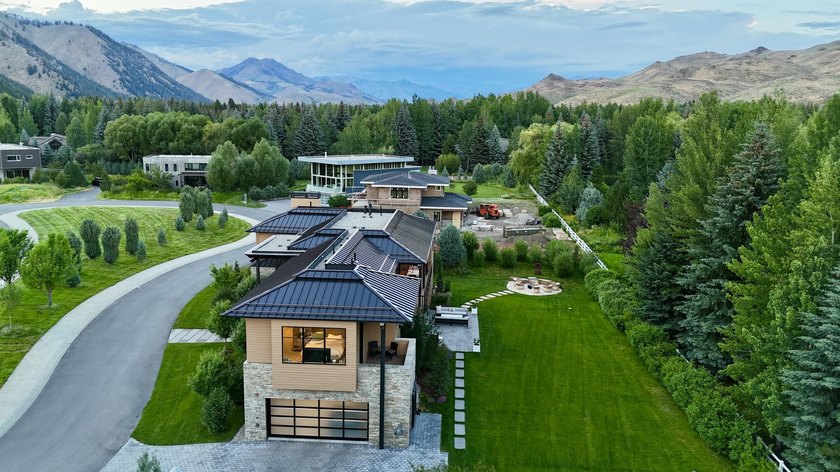 Custom home completed in 2022 and thoughtfully designed by Jim - photo 43