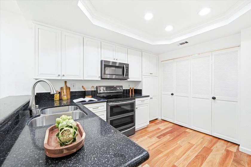 Beautifully updated 3-bedroom, 2.5-bath home in the highly - photo 11
