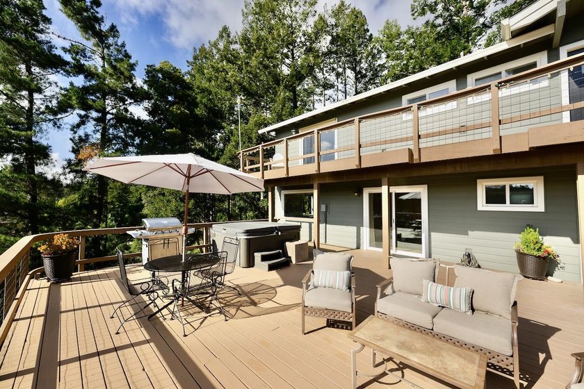 Beautifully updated custom home with breathtaking valley and - photo 2