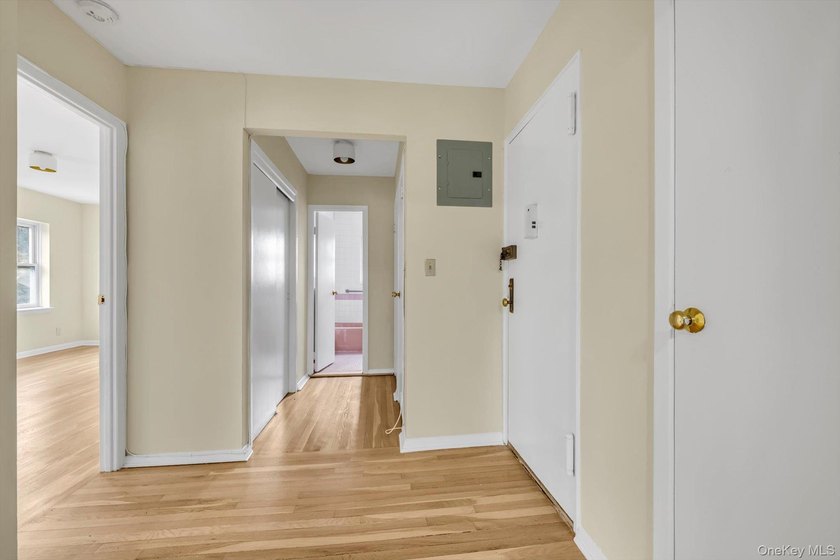 Top-floor 1-bedroom co-op in the well-maintained Whitewood - photo 3