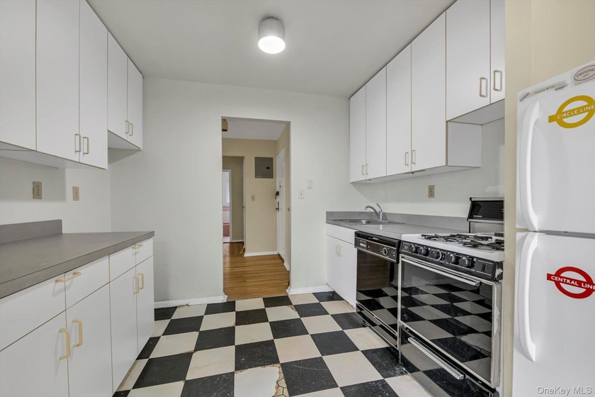 Top-floor 1-bedroom co-op in the well-maintained Whitewood - photo 8