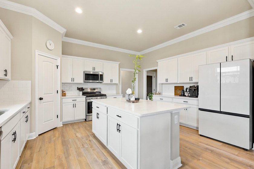 Experience comfort and convenience in this meticulously - photo 14
