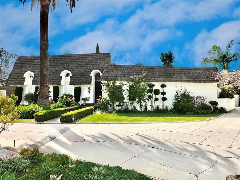One of only 33 custom built homes behind the exclusive gates of - photo 3