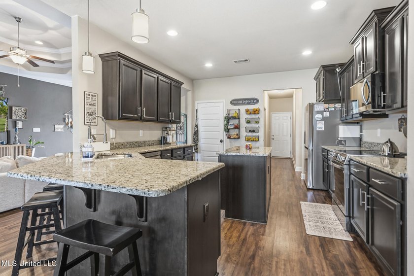 Huge Price Reduction! The Sellers are being relocated and said - photo 10