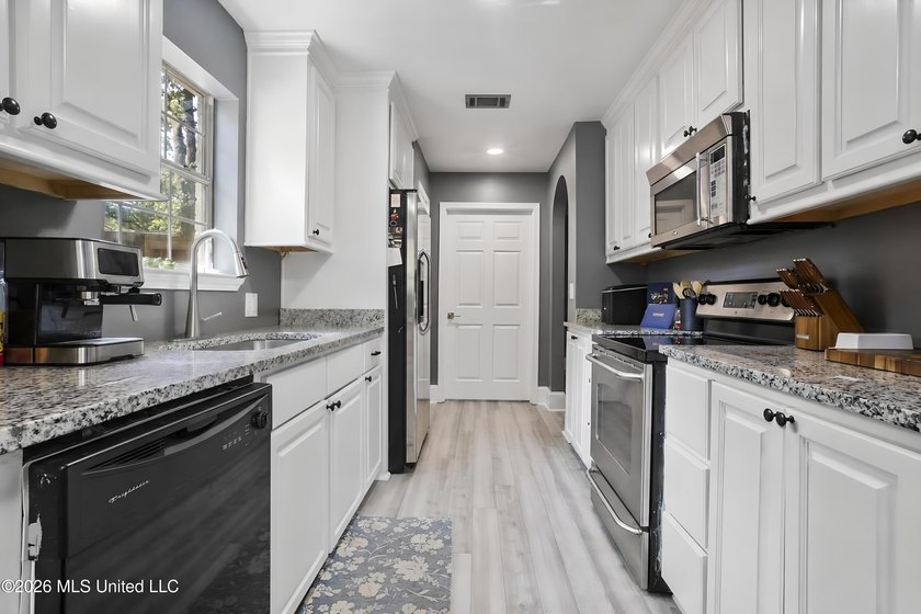 Beautiful and move-in ready 3 bedroom 2 bath brick home in Ocean - photo 14