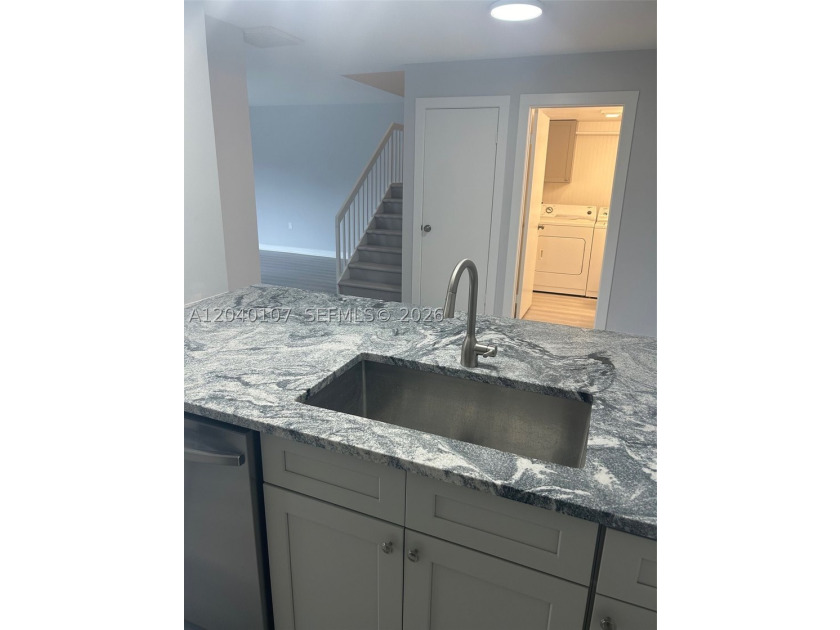 Renovated 2 bed 2 bath TH, LVT flooring downstairs, carpet - photo 3