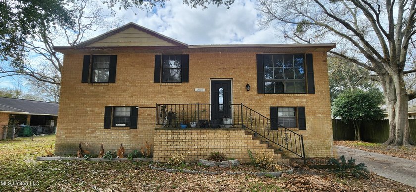 Spacious and full of potential-- a wonderful opportunity to make - photo 3