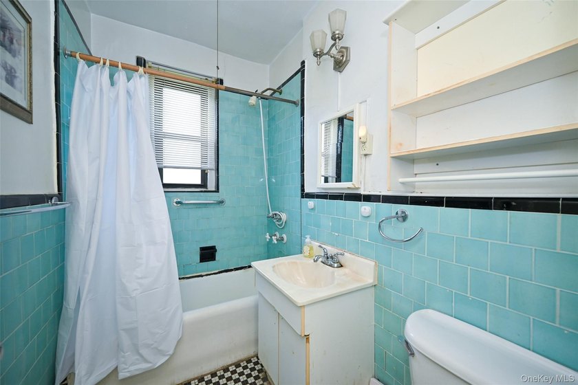 Welcome to this spacious 1-bedroom co-op in Forest Hills, Queens - photo 14