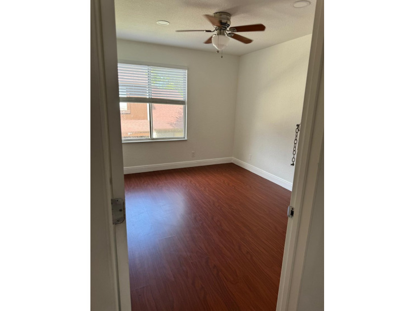 ''AS IS AS SALE'' Beautiful 3-bedroom, 1.5-bathroom townhouse - photo 4