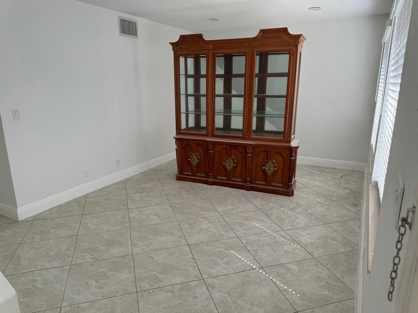 ''AS IS AS SALE'' Beautiful 3-bedroom, 1.5-bathroom townhouse - photo 5