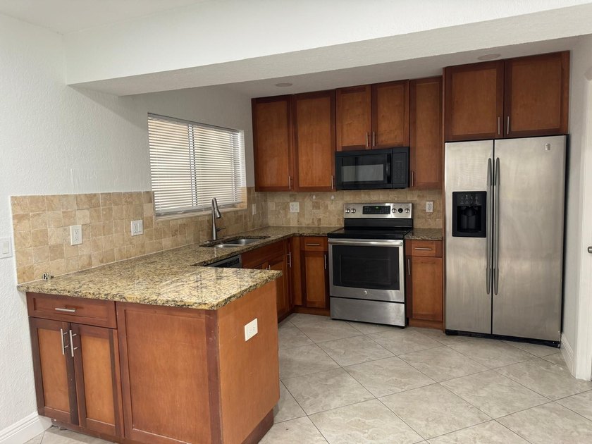 ''AS IS AS SALE'' Beautiful 3-bedroom, 1.5-bathroom townhouse - photo 8