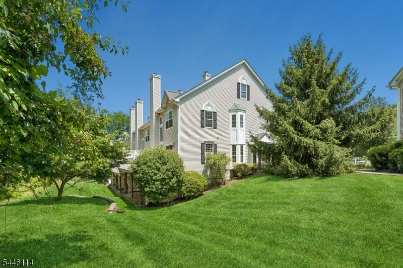 Absolutely beautiful 3-bedroom, 2.5-bath end-unit townhouse - photo 4
