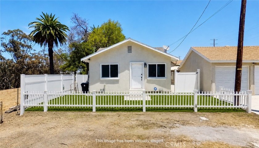 Upgraded Charming single-family home nestled in a quiet - photo 2