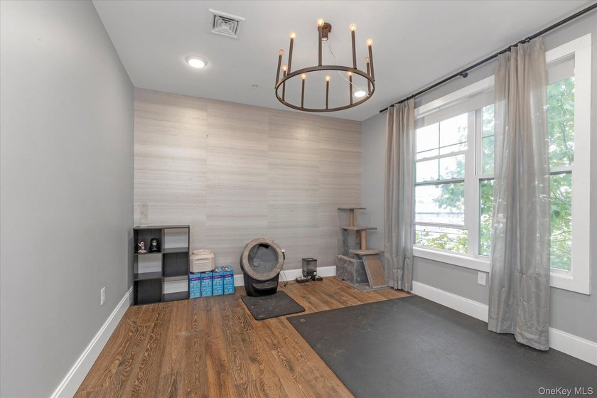 **SHORT SALE SUBJECT TO BANK APPROVAL** Welcome to this - photo 12