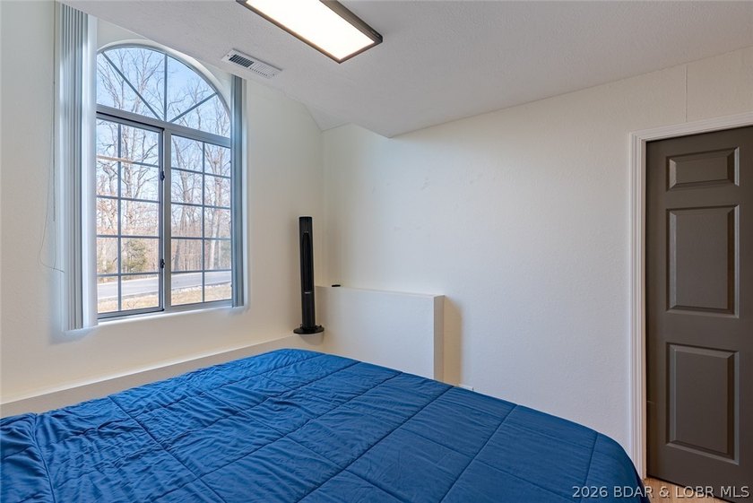 Discover the perfect combination of modern updates and lake-area - photo 17