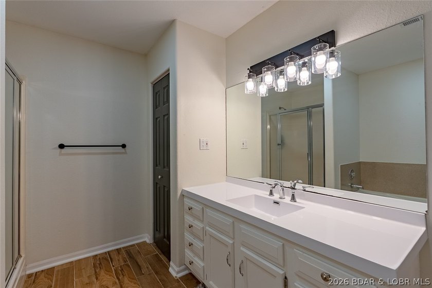 Discover the perfect combination of modern updates and lake-area - photo 23