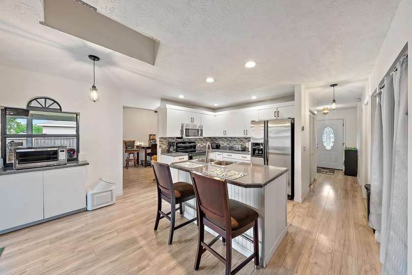 Explore the potential of this well-appointed home at 622 - photo 2