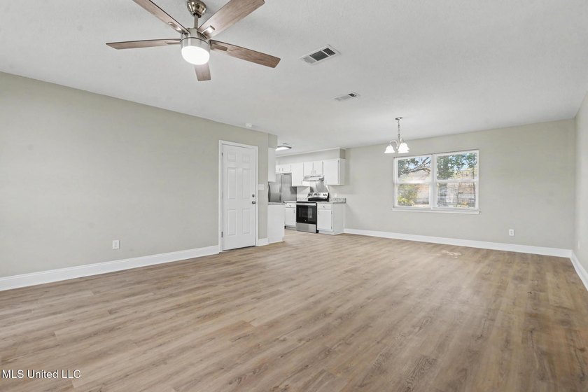 Freshly renovated and move-in ready 3-bedroom, 2-bath home - photo 3